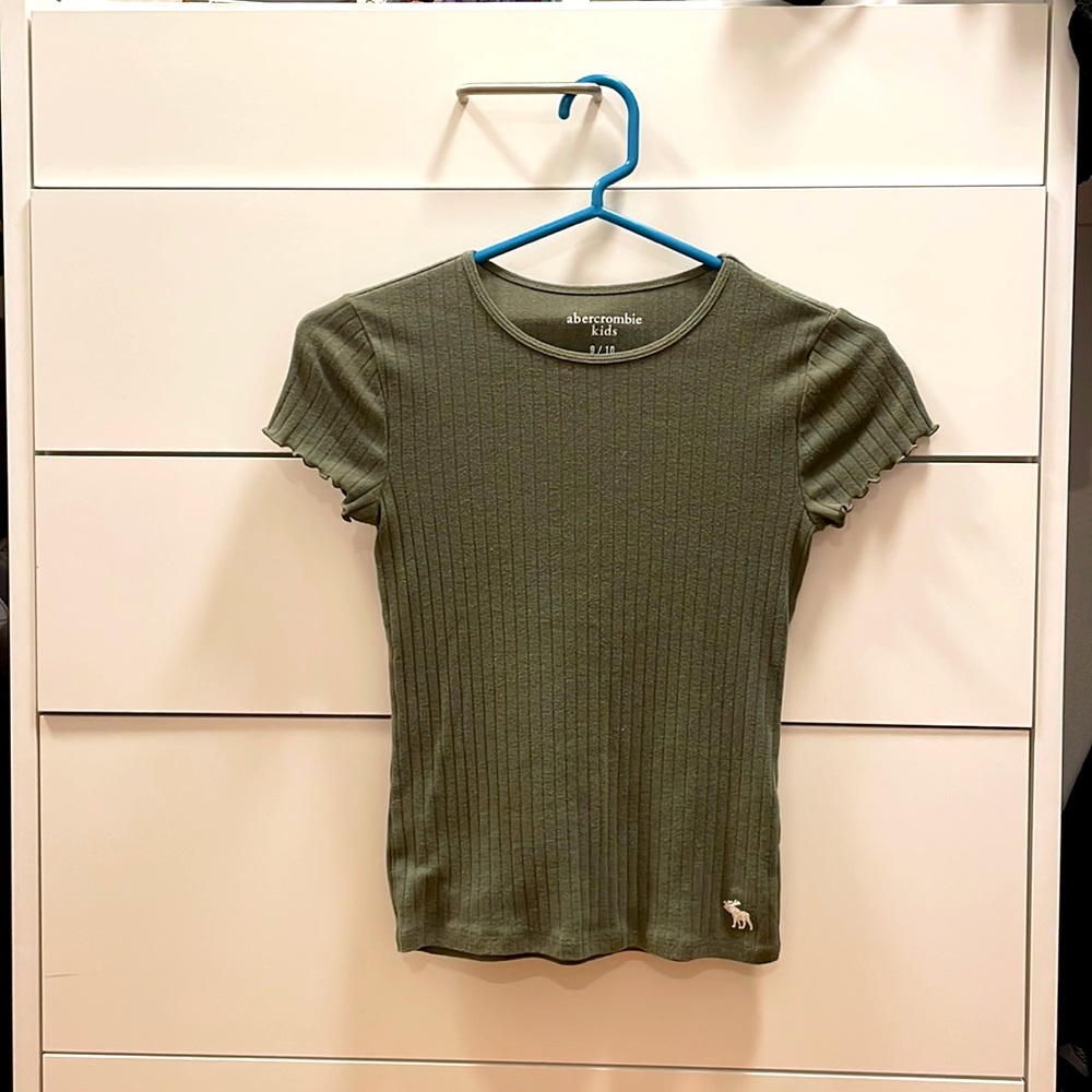 Cute short sleeve shirt casual for kids ( good for school) very soft!